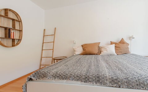 Alpenapartment: Meubilair, Bed, Interieur Ontwerp, Slaapkamer, Muur, Bedding, Flooring, Verdieping, Hout, Laken