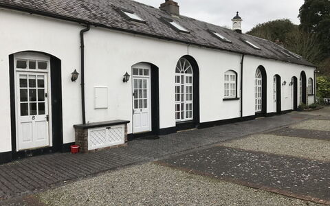 The Stables Holiday Cottage No 9: Muur, Deur, Architectuur, Dak, Verblijf, Oprit, Cobblestone, Schoorsteen, Daylighting