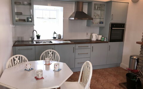 The Stables Holiday Cottage No 9: Meubilair, Keuken, Interieur Ontwerp, Hout, Flooring, Toestel Van De Keuken, Major Appliance, Countertop, Cabinetry, Verdieping