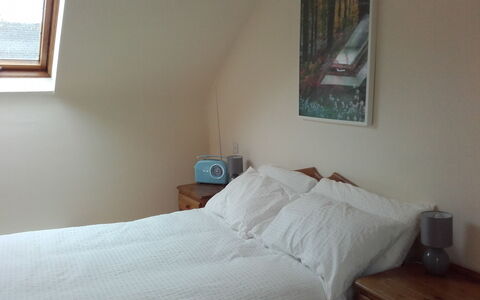 The Stables Holiday Cottage No 9: Meubilair, Slaapkamer, Bed, Hout, Laken, Bedding, Interieur Ontwerp, Verdieping, Linens, Flooring