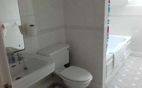 The Stables Holiday Cottage No 9: Badkamer, Wastafel In De Badkamer, Loodgieterswerkinrichting, Flooring, Verdieping, Wastafel, Interieur Ontwerp, Toilet, Wit, Wc Bril