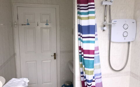 The Stables Holiday Cottage No 9: Badkamer, Douchegordijn, Verdieping, Interieur Ontwerp, Loodgieterswerkinrichting, Toilet, Flooring, Wc Bril, Kamer, Linens