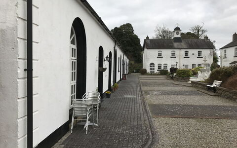 The Stables Holiday Cottage No 9: Struik, Oprit, Landgoed, Werf, Landscaping, Gang, Hacienda, Cobblestone, Binnenplaats