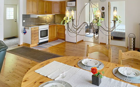 Hults-Kulla: Meubilair, Interieur Ontwerp, Flooring, Lichte Inrichting, Plafond, Verdieping, Hout, Stoel, Tafel, Eetkamer