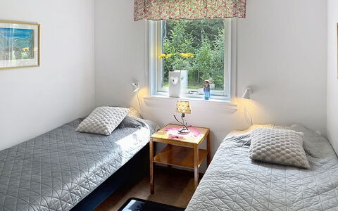 Hults-Kulla: Bed, Slaapkamer, Muur, Interieur Ontwerp, Bedding, Verdieping, Laken, Hout, Flooring, Meubilair