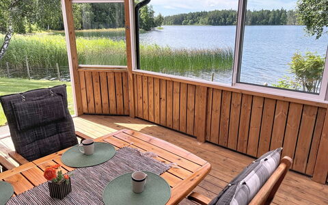 Hults-Kulla: Hout, Veranda, Meubilair, Beits, Hardwood, Dek, Buitenmeubels, Schaduw, Houten Vloer, Outdoor Structuur