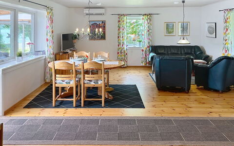 Hults-Kulla: Meubilair, Flooring, Verdieping, Hout, Interieur Ontwerp, Plafond, Houten Vloer, Tafel, Bankstel, Woonkamer