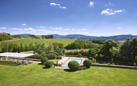 Villa Medicea Lo Sprocco: Bergachtig Landvormen, Heuvel, Berg, Landschap, Hoogland, Tuin, Heuvel Station, Gazon, Landscaping, Zwembad