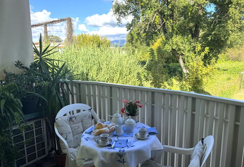 Liz: Meubilair, Stoel, Buitenmeubels, Tafel, Buitentafel, Balkon, Veranda, Schaduw, Backyard, Keuken En Eettafel