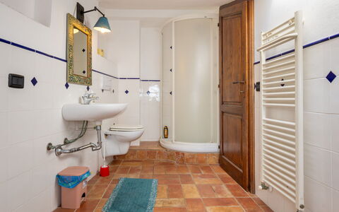 Campiglia Marittima 649: Flooring, Interieur Ontwerp, Verdieping, Loodgieterswerkinrichting, Kamer, Plafond, Kraan, Deur, Badkamer, Loodgieter