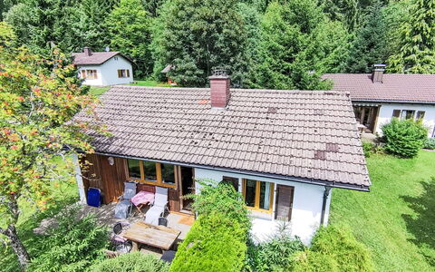 Licht: Gebouw, Huis, Huis, Verblijf, Struik, Dak, Landelijk Gebied, Groundcover, Tuin, Boerderij