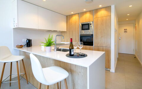 Bolnou Blue Sea: Meubilair, Interieur Ontwerp, Keuken, Countertop, Flooring, Verdieping, Cabinetry, Hout, Houten Vloer, Plafond