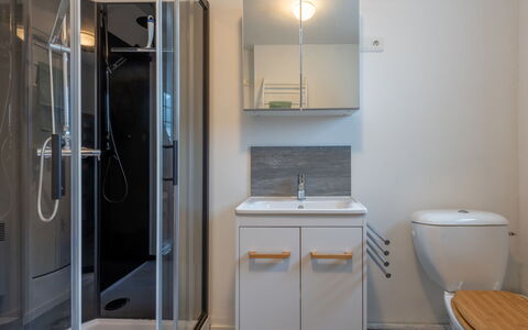 Vacances à la Mer pour Se Ressourcer: Badkamer, Loodgieterswerkinrichting, Wastafel In De Badkamer, Flooring, Interieur Ontwerp, Verdieping, Wastafel, Toilet, Kraan, Spiegel