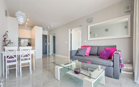 Gardenia: Meubilair, Stoel, Tafel, Appartement, Buitenmeubels, Balkon, Keuken En Eettafel, Condominium, Schaduw, Patio