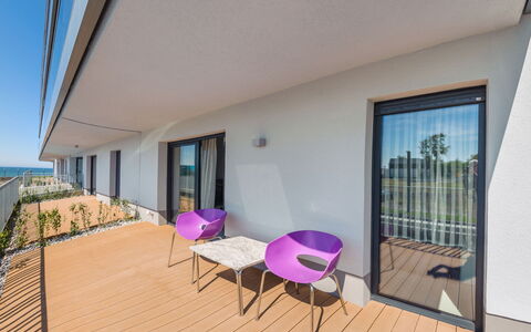 Gardenia: Meubilair, Stoel, Tafel, Appartement, Buitenmeubels, Balkon, Keuken En Eettafel, Condominium, Schaduw, Patio