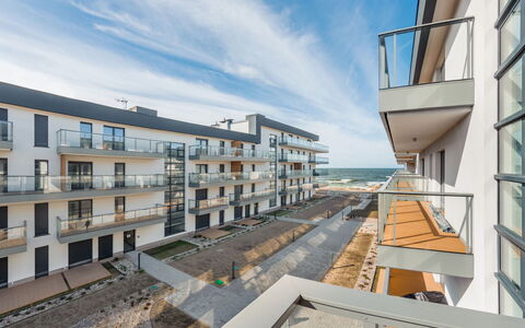 Gardenia: Meubilair, Stoel, Tafel, Appartement, Buitenmeubels, Balkon, Keuken En Eettafel, Condominium, Schaduw, Patio