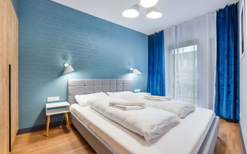 Gardenia: Meubilair, Stoel, Tafel, Appartement, Buitenmeubels, Balkon, Keuken En Eettafel, Condominium, Schaduw, Patio