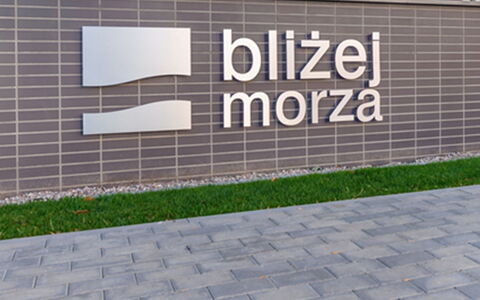 Bliżej Morza: Meubilair, Stoel, Tafel, Appartement, Buitenmeubels, Balkon, Keuken En Eettafel, Condominium, Schaduw, Patio