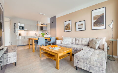 Bliżej Morza: Meubilair, Stoel, Tafel, Appartement, Buitenmeubels, Balkon, Keuken En Eettafel, Condominium, Schaduw, Patio