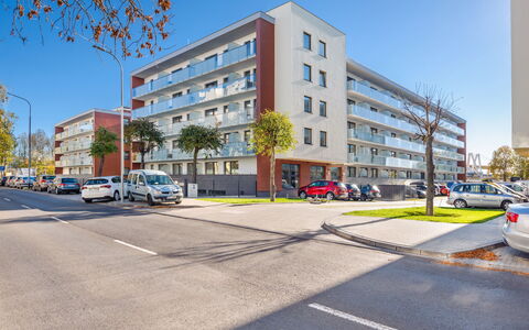 Bliżej Morza: Meubilair, Stoel, Tafel, Appartement, Buitenmeubels, Balkon, Keuken En Eettafel, Condominium, Schaduw, Patio
