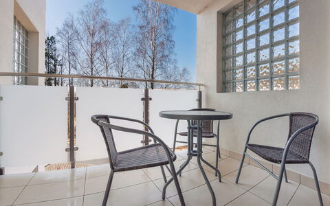 Bursztynowe Osiedle: Meubilair, Stoel, Tafel, Appartement, Buitenmeubels, Balkon, Keuken En Eettafel, Condominium, Schaduw, Patio