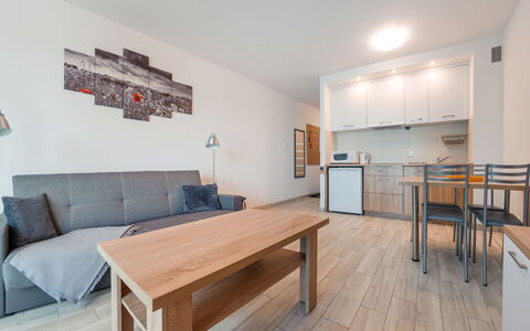 Bursztynowe Osiedle: Meubilair, Stoel, Tafel, Appartement, Buitenmeubels, Balkon, Keuken En Eettafel, Condominium, Schaduw, Patio