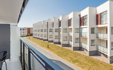 Bursztynowe Osiedle: Meubilair, Stoel, Tafel, Appartement, Buitenmeubels, Balkon, Keuken En Eettafel, Condominium, Schaduw, Patio