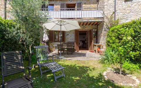 Steffi'S House: Huis, Struik, Woongebied, Deur, Huis, Tuin, Buitenmeubels, Verblijf, Bloempot