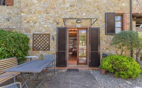 Steffi'S House: Muur, Struik, Bloempot, Deur, Huis, Tuin, Kamerplant, Steen, Flagstone