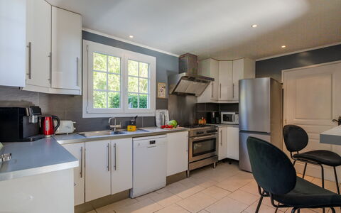 Villa Elica: Keuken, Toestel Van De Keuken, Countertop, Major Appliance, Meubilair, Interieur Ontwerp, Flooring, Cabinetry, Hout, Plafond