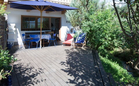 Blauer Elefant: Meubilair, Buitenmeubels, Schaduw, Huis, Stoel, Veranda, Bloempot, Dek, Tuin