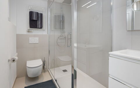 Résidence Terrazza 1: Badkamer, Interieur Ontwerp, Flooring, Verdieping, Loodgieterswerkinrichting, Muur, Badkamerkast, Spiegel, Toilet, Loodgieter