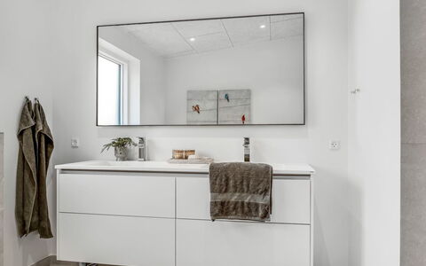 Nico - 1.4Km from the Sea: Badkamerkast, Loodgieterswerkinrichting, Flooring, Interieur Ontwerp, Verdieping, Kraan, Loodgieter, Badkamer, Wastafel In De Badkamer, Cabinetry