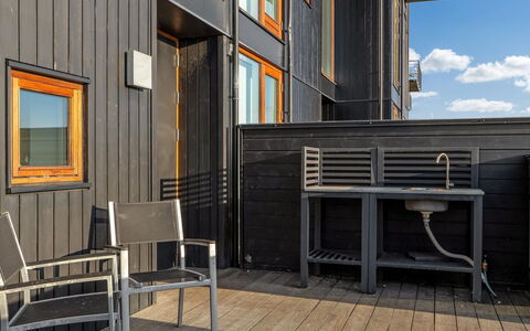 Saxi - 650M from the Sea: Verblijf, Backyard, Werf, Garden Gebouwen, Schuur, Siding, Buitenmeubels, Blokhut, Outdoor Structuur, Keet