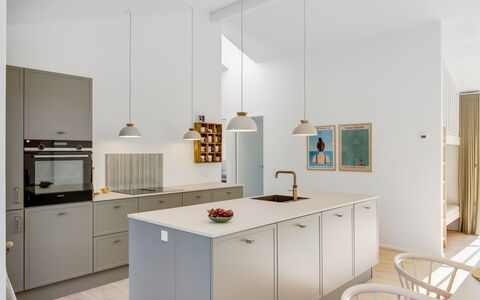 Eida - 500M from the Sea: Verblijf, Backyard, Werf, Garden Gebouwen, Schuur, Siding, Buitenmeubels, Blokhut, Outdoor Structuur, Keet