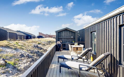 Eida - 500M from the Sea: Verblijf, Backyard, Werf, Garden Gebouwen, Schuur, Siding, Buitenmeubels, Blokhut, Outdoor Structuur, Keet