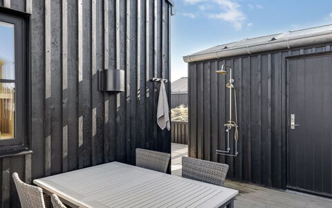 Eida - 500M from the Sea: Verblijf, Backyard, Werf, Garden Gebouwen, Schuur, Siding, Buitenmeubels, Blokhut, Outdoor Structuur, Keet