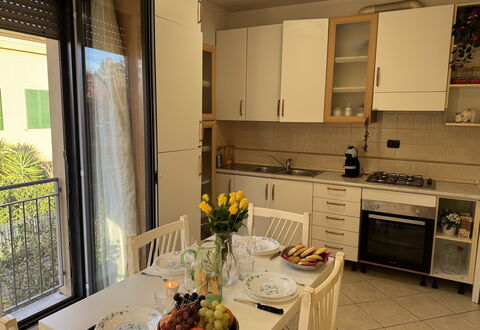 Al Civico 80: Meubilair, Flooring, Hout, Interieur Ontwerp, Toestel Van De Keuken, Keuken, Verdieping, Major Appliance, Keuken En Eettafel, Countertop