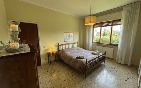 Villa Lory: Flooring, Verdieping, Hout, Interieur Ontwerp, Bed, Slaapkamer, Plafond, Meubilair, Kamer, Verlichting