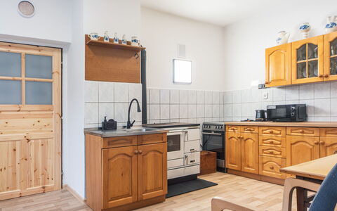 Forrest Haven Vodice: Flooring, Hout, Verdieping, Cabinetry, Major Appliance, Interieur Ontwerp, Keuken, Kamer, Toestel Van De Keuken, Kast