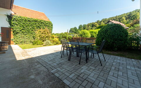 Forrest Haven Vodice: Flagstone, Tuin, Backyard, Schaduw, Steen, Landscaping, Buitenmeubels, Werf, Binnenplaats, Buitentafel