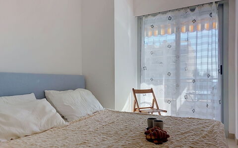 Jad: Meubilair, Bed, Interieur Ontwerp, Slaapkamer, Verdieping, Muur, Bedding, Flooring, Laken, Kamer