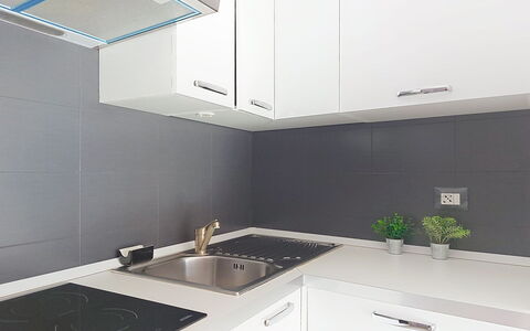Jad: Keuken, Countertop, Toestel Van De Keuken, Muur, Cabinetry, Interieur Ontwerp, Hout, Major Appliance, Flooring, Fornuis