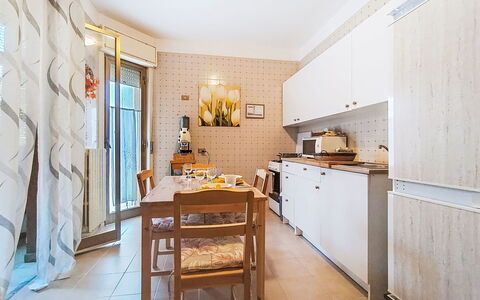 Happy House: Interieur Ontwerp, Flooring, Meubilair, Verdieping, Hout, Plafond, Kamer, Verlichting, Countertop, Keuken