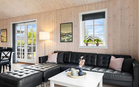 Rixa - 350M from the Sea: Meubilair, Hout, Interieur Ontwerp, Bankstel, Woonkamer, Huis, Flooring, Tafel, Houten Vloer, Verdieping