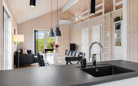 Rixa - 350M from the Sea: Hout, Flooring, Keuken, Countertop, Houten Vloer, Keuken En Eettafel, Hardwood, Kraan, Natuurlijk Materiaal, Stoel