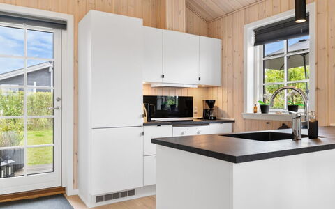 Rixa - 350M from the Sea: Hout, Keuken, Countertop, Toestel Van De Keuken, Flooring, Loodgieterswerkinrichting, Kraan, Wastafel, Major Appliance, Loodgieter