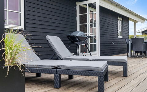 Rixa - 350M from the Sea: Hout, Meubilair, Appartement, Kamer, Plafond, Beits, Stoel, Hardwood, Vernis, Timmerhout