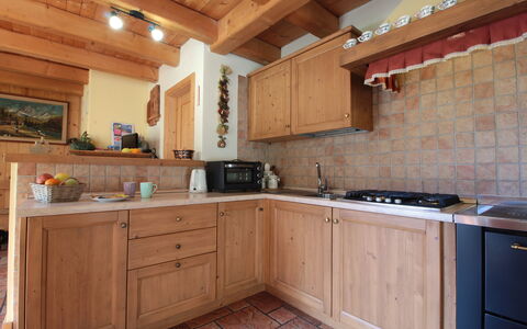 Chalet Genzianella: Meubilair, Keuken, Flooring, Countertop, Cabinetry, Interieur Ontwerp, Hout, Verdieping, Kamer, Plafond
