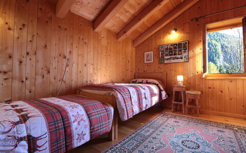 Chalet Genzianella: Hout, Huis, Huis, Verblijf, Slaapkamer, Hardwood, Beits, Blokhut, Bed, Laken